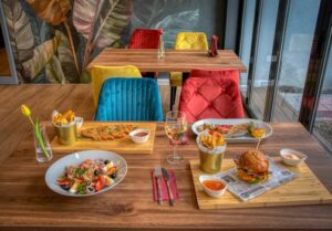 Restoranların Yapay Zeka Tasarımlı Broşürleri ve Dijital Trendlerin Tehlikeleri